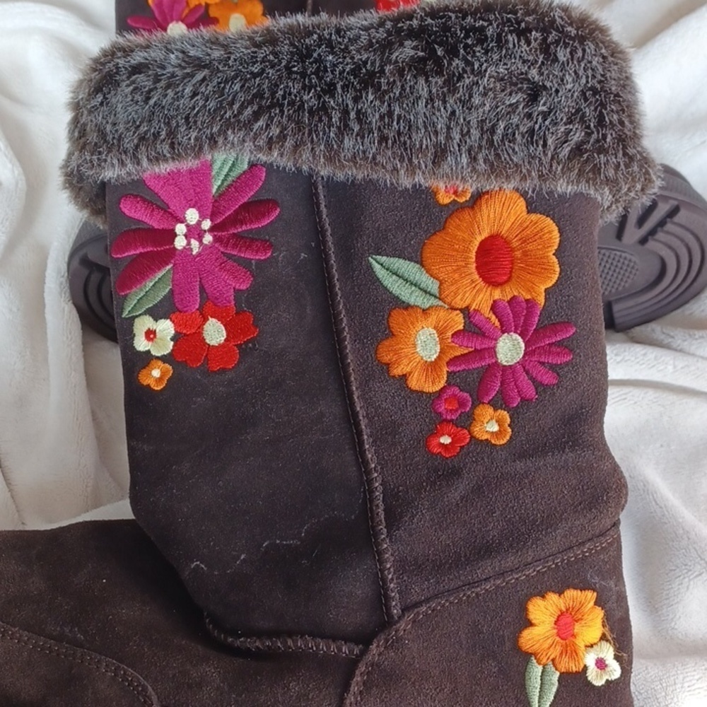 RAMPAGE BROWN EMBROIDERED FLOWER BOOT SIZE 10